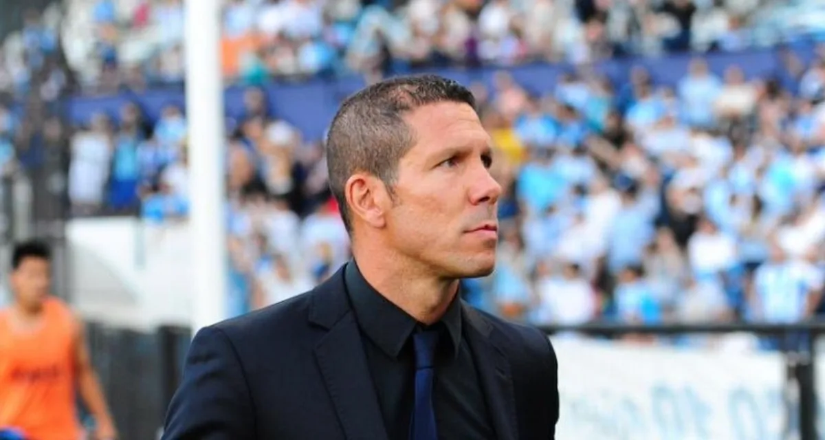 Simeone 2011 llegada Atlético Madrid — calvicie frontal visible, pelo cortado al máximo